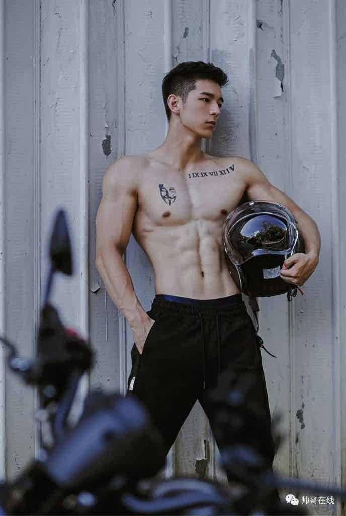 184CM 体育生私教被摄影师拍水中大片，超 A 肌肉身材馋哭网友！