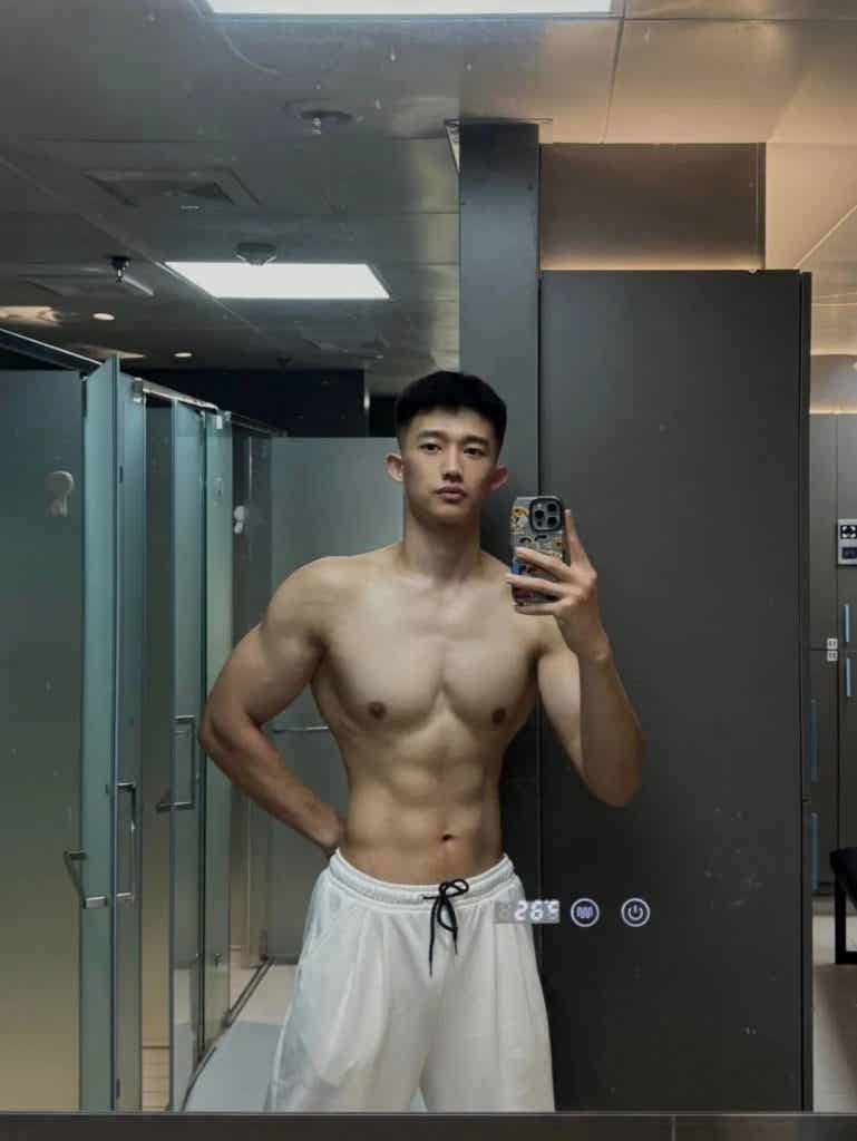 185CM21 岁浙江肌肉男大，穿上白色运动短裤，实力藏不住！