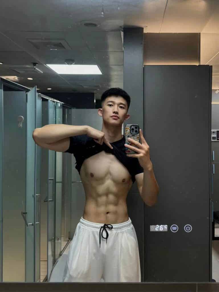 185CM21 岁浙江肌肉男大，穿上白色运动短裤，实力藏不住！