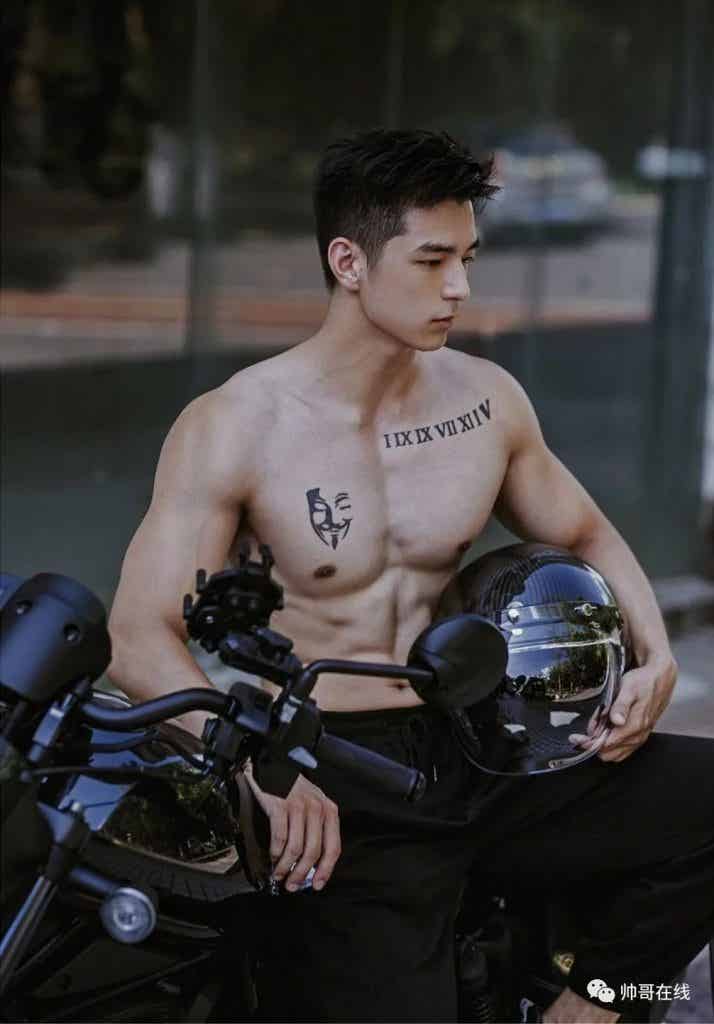 184CM 体育生私教被摄影师拍水中大片，超 A 肌肉身材馋哭网友！