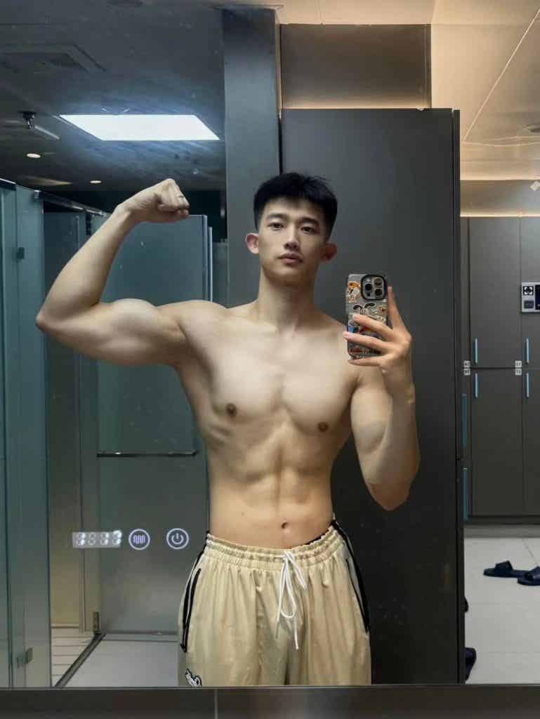 185CM21 岁浙江肌肉男大，穿上白色运动短裤，实力藏不住！