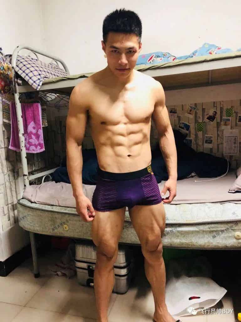 体育学院宿舍里的憨直体育生，穿这种内裤够直