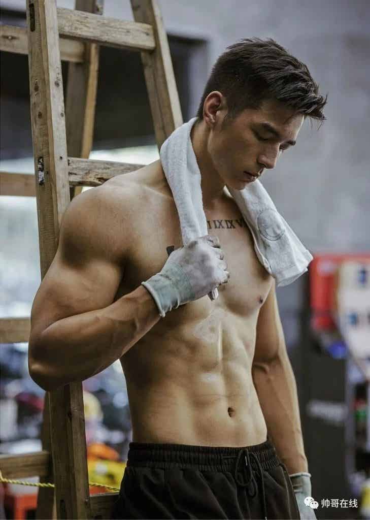 184CM 体育生私教被摄影师拍水中大片，超 A 肌肉身材馋哭网友！