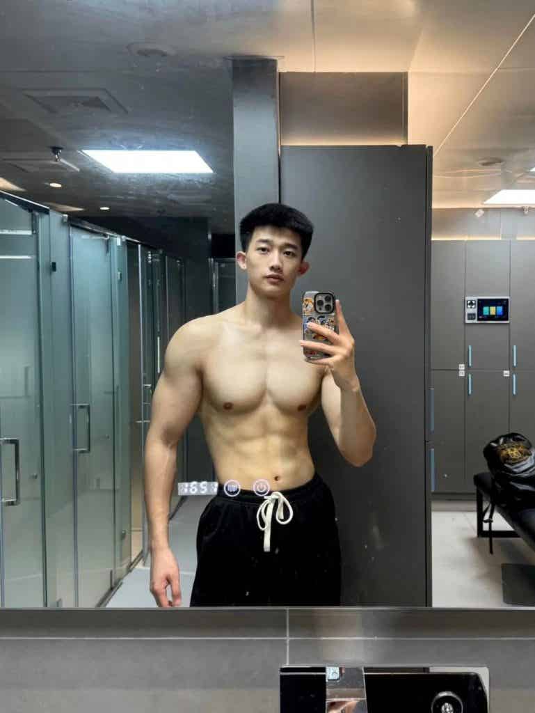 185CM21 岁浙江肌肉男大，穿上白色运动短裤，实力藏不住！