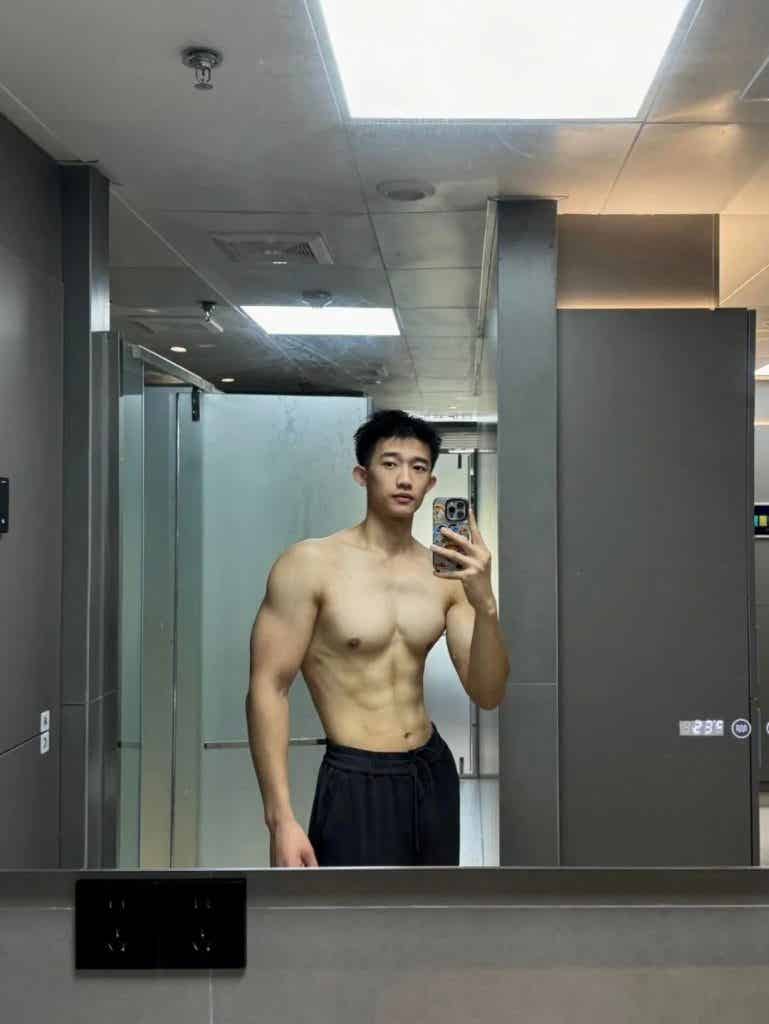 185CM21 岁浙江肌肉男大，穿上白色运动短裤，实力藏不住！