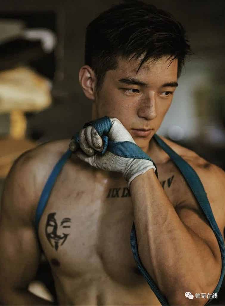 184CM 体育生私教被摄影师拍水中大片，超 A 肌肉身材馋哭网友！