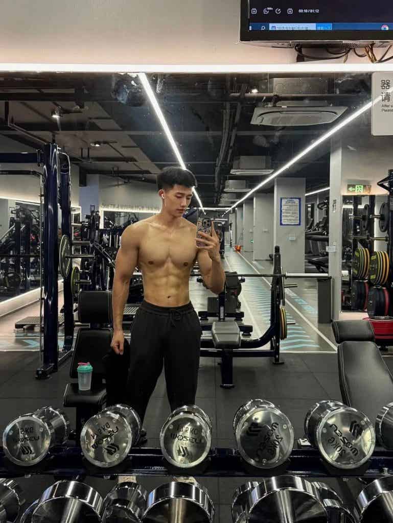 185CM21 岁浙江肌肉男大，穿上白色运动短裤，实力藏不住！