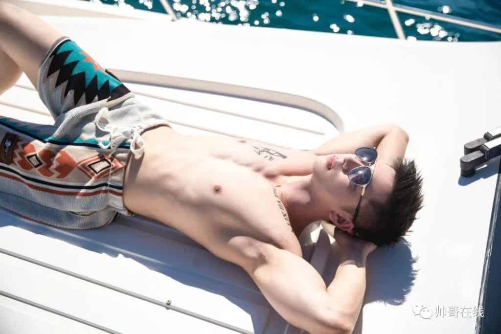 184CM 体育生私教被摄影师拍水中大片，超 A 肌肉身材馋哭网友！