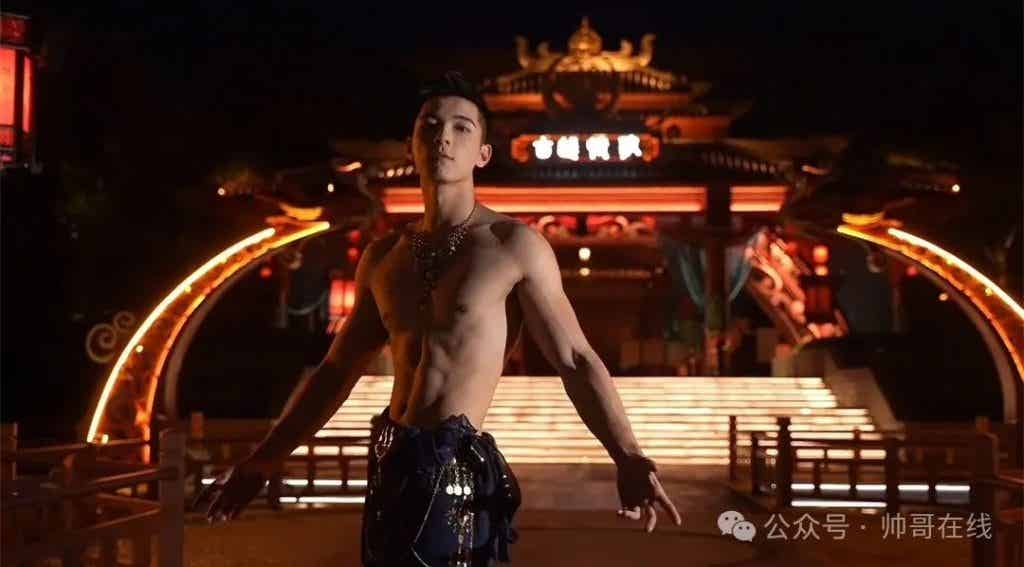 184CM 体育生私教被摄影师拍水中大片，超 A 肌肉身材馋哭网友！