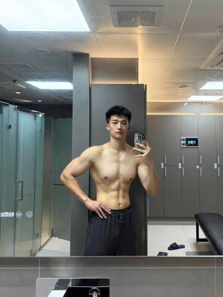 185CM21 岁浙江肌肉男大，穿上白色运动短裤，实力藏不住！
