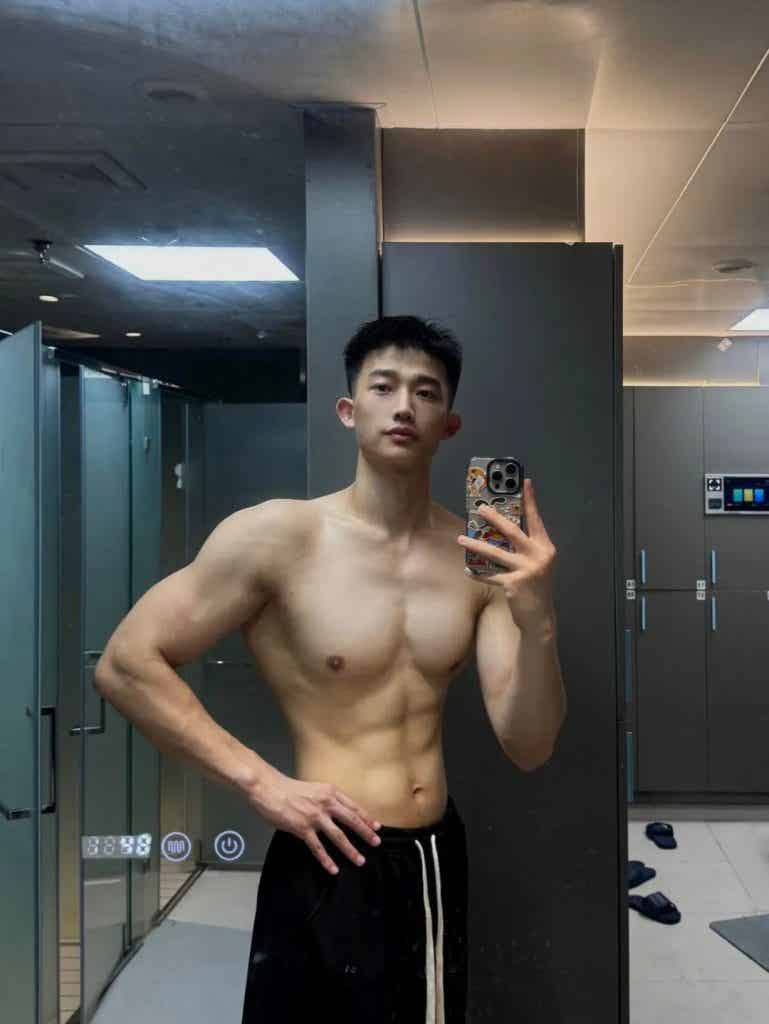 185CM21 岁浙江肌肉男大，穿上白色运动短裤，实力藏不住！