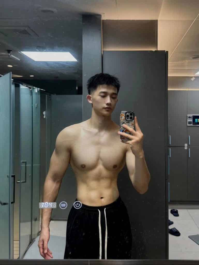 185CM21 岁浙江肌肉男大，穿上白色运动短裤，实力藏不住！