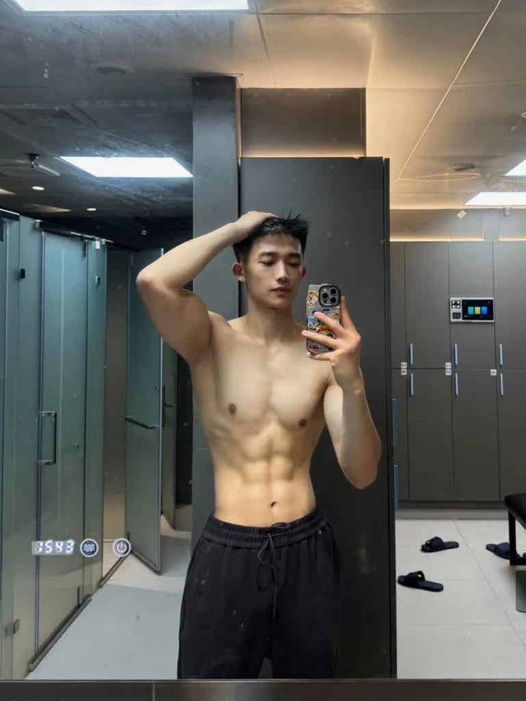185CM21 岁浙江肌肉男大，穿上白色运动短裤，实力藏不住！