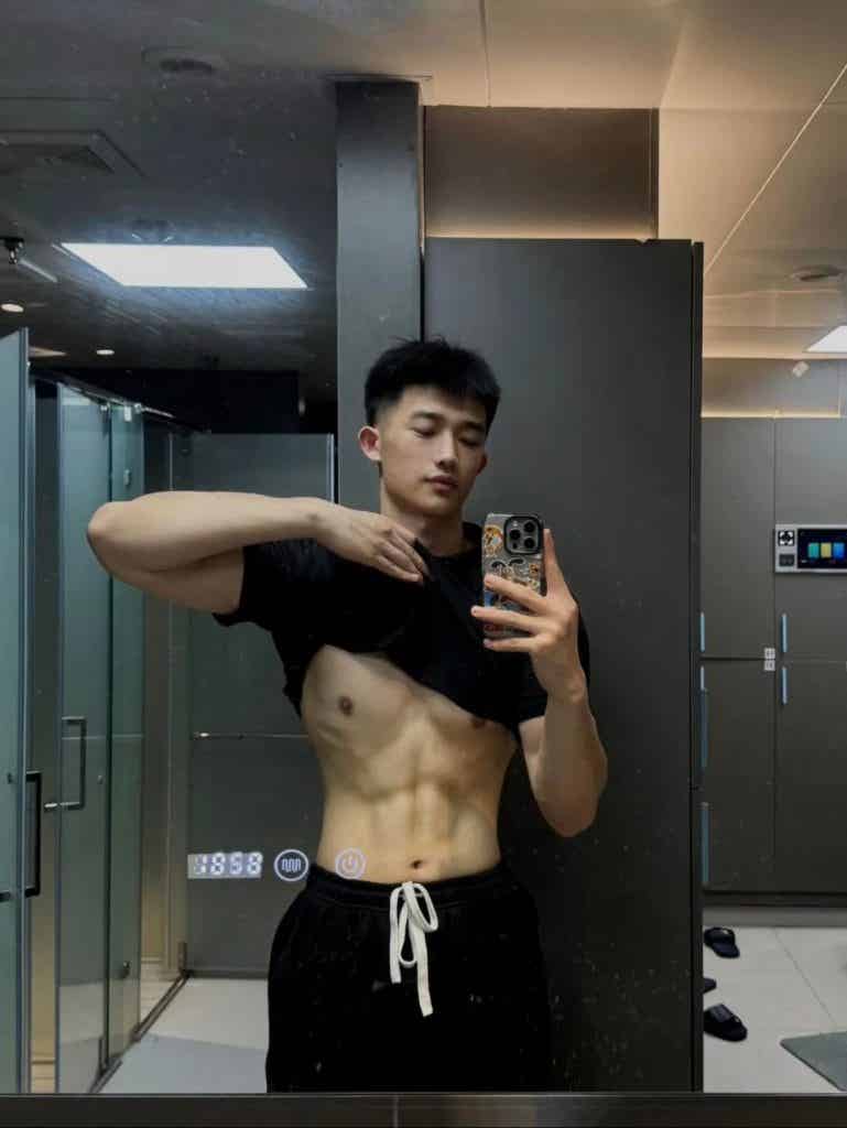 185CM21 岁浙江肌肉男大，穿上白色运动短裤，实力藏不住！