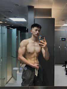 185CM21岁浙江肌肉男大，穿上白色运动短裤，实力藏不住！-潮男潮北