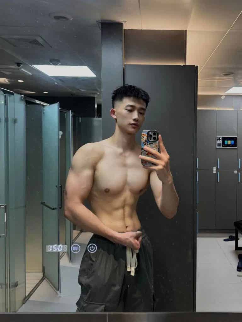 185CM21 岁浙江肌肉男大，穿上白色运动短裤，实力藏不住！