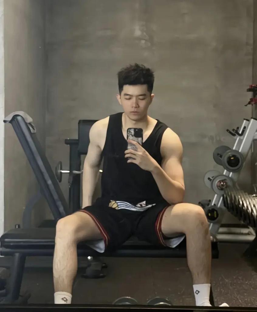 190cm 大长腿弟弟,又高又帅的体育生 190cm 大长腿弟弟,又高又帅的体育生