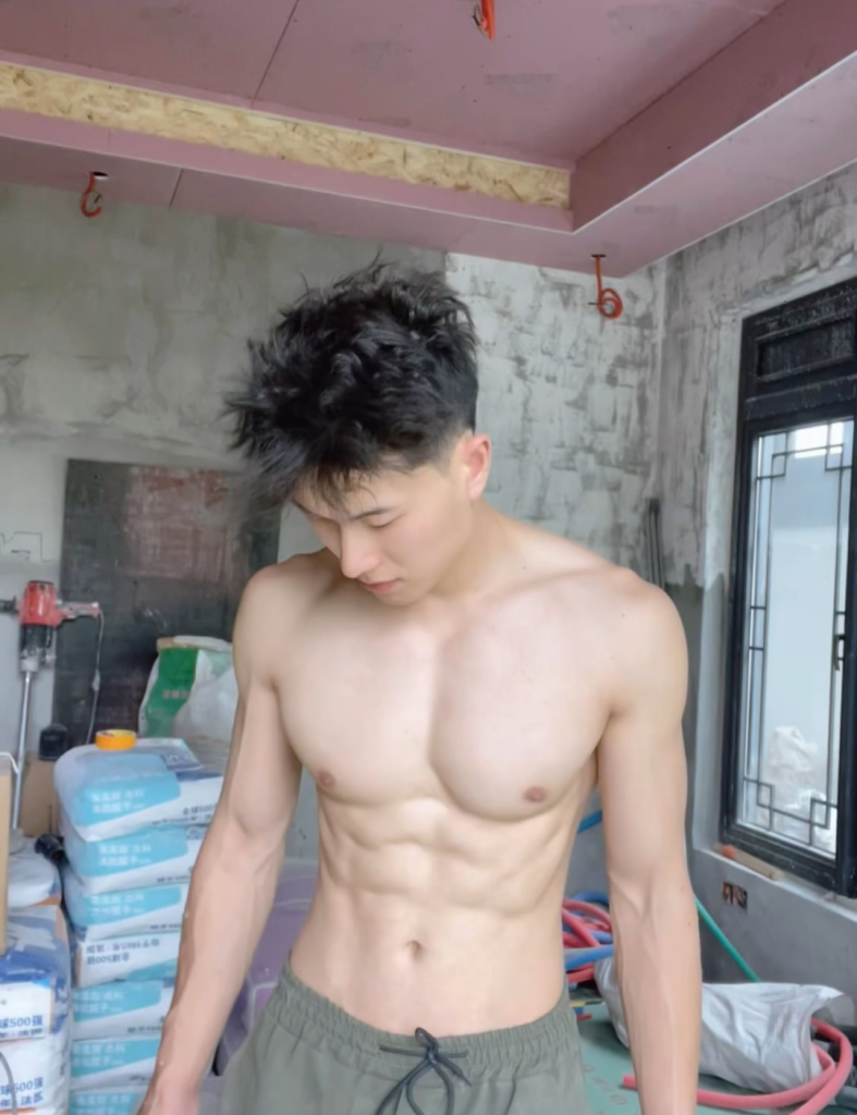 成都肌肉装修工不穿衣服上班,拍视频网上揽客 成都肌肉装修工不穿衣服上班,拍视频网上揽客