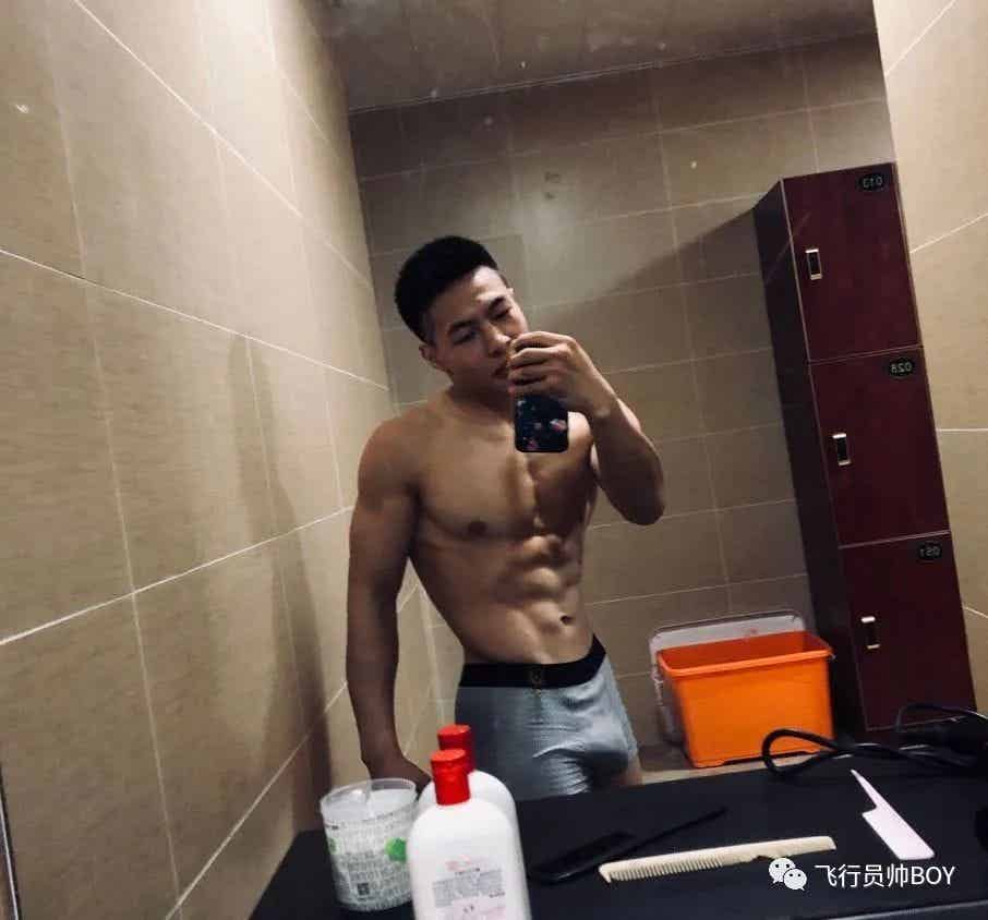 体育学院宿舍里的憨直体育生，穿这种内裤够直