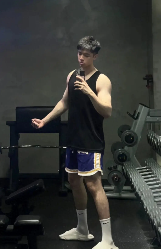 190cm 大长腿弟弟,又高又帅的体育生 190cm 大长腿弟弟,又高又帅的体育生