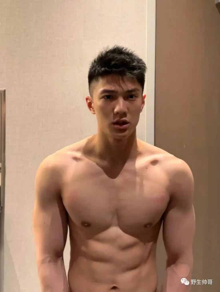 00 后的留学生，不仅玩得开身材也超猛！