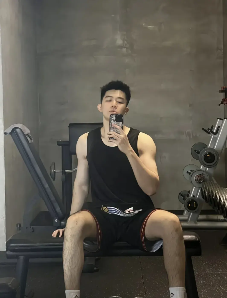 190cm 大长腿弟弟,又高又帅的体育生 190cm 大长腿弟弟,又高又帅的体育生