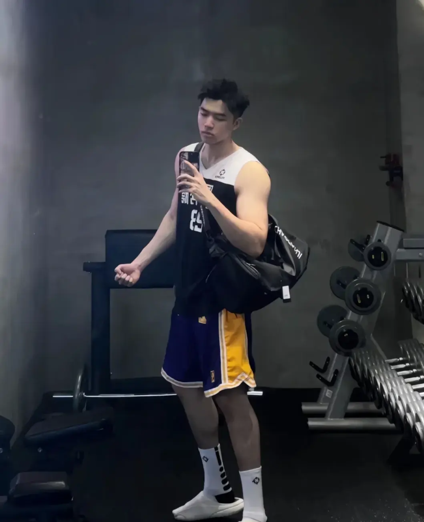 190cm 大长腿弟弟,又高又帅的体育生 190cm 大长腿弟弟,又高又帅的体育生