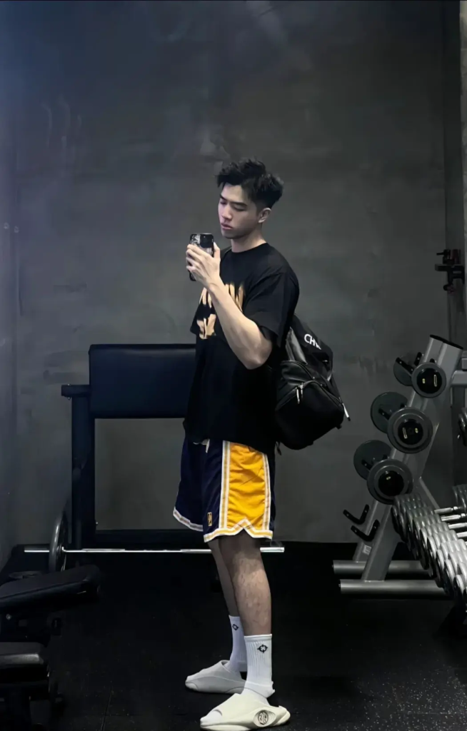 190cm 大长腿弟弟,又高又帅的体育生 190cm 大长腿弟弟,又高又帅的体育生