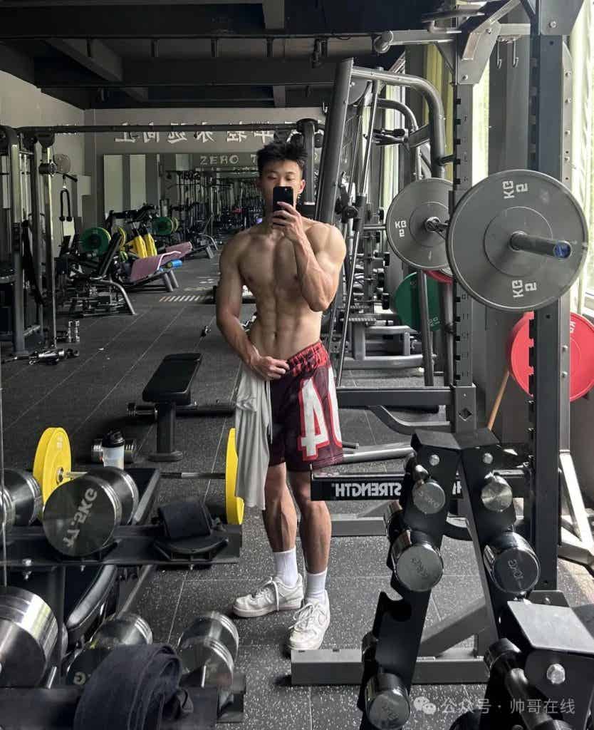 八块腹肌健身小狼狗，薄脆肌肉让你心动!