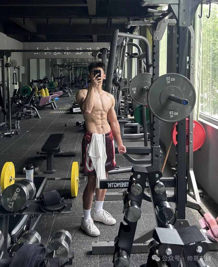 八块腹肌健身小狼狗，薄脆肌肉让你心动!