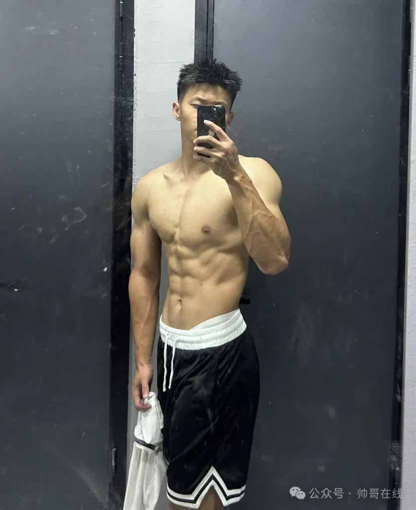 八块腹肌健身小狼狗，薄脆肌肉让你心动!