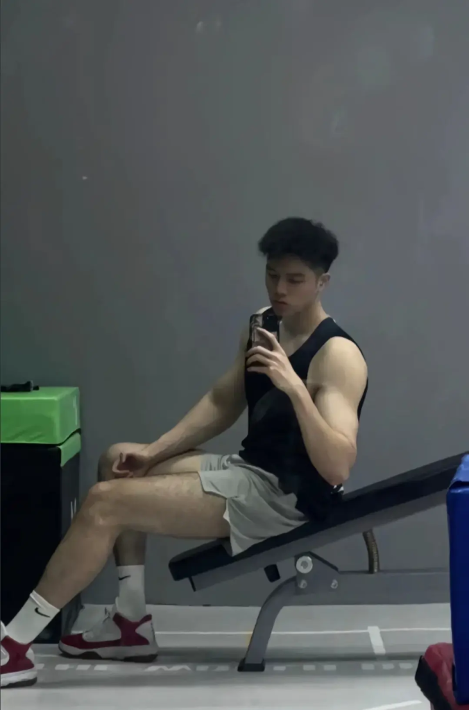 190cm 大长腿弟弟,又高又帅的体育生 190cm 大长腿弟弟,又高又帅的体育生