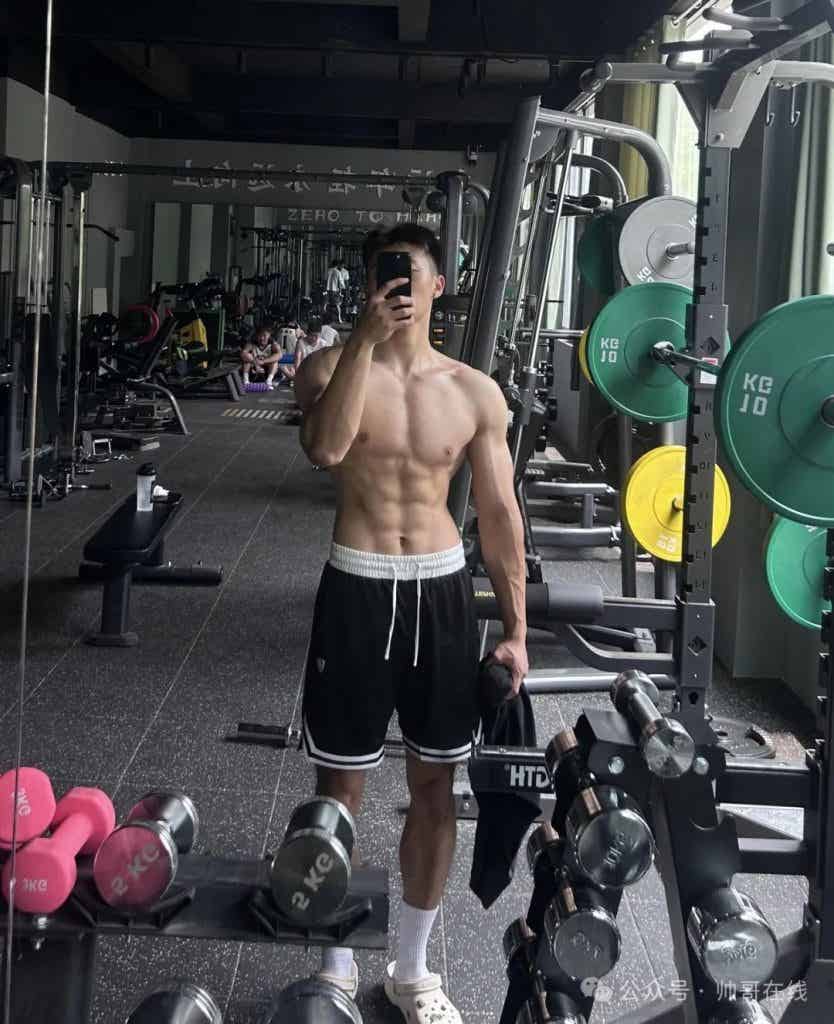 八块腹肌健身小狼狗，薄脆肌肉让你心动!