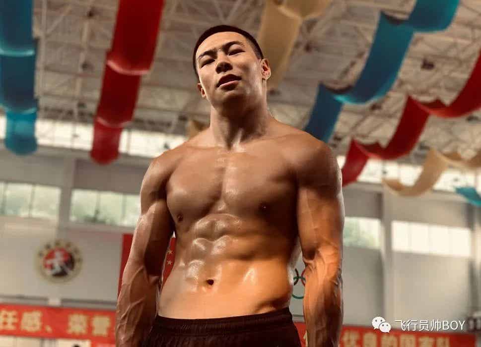 体育学院宿舍里的憨直体育生，穿这种内裤够直