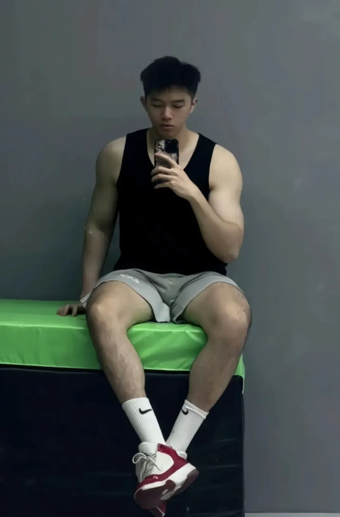 190cm 大长腿弟弟,又高又帅的体育生 190cm 大长腿弟弟,又高又帅的体育生