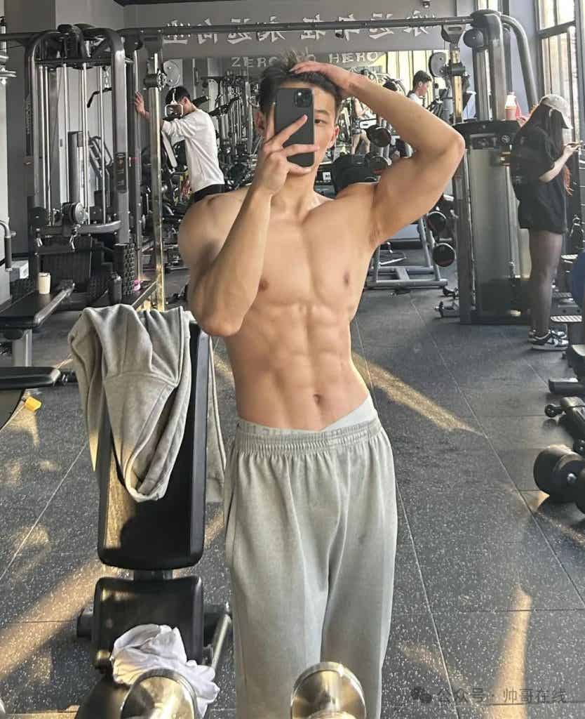 八块腹肌健身小狼狗，薄脆肌肉让你心动!