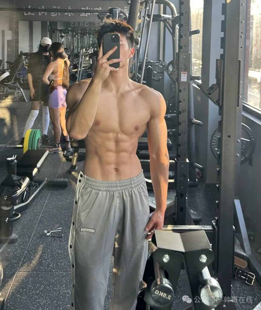 八块腹肌健身小狼狗，薄脆肌肉让你心动!