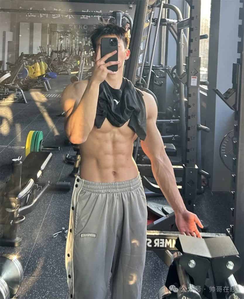 八块腹肌健身小狼狗，薄脆肌肉让你心动!