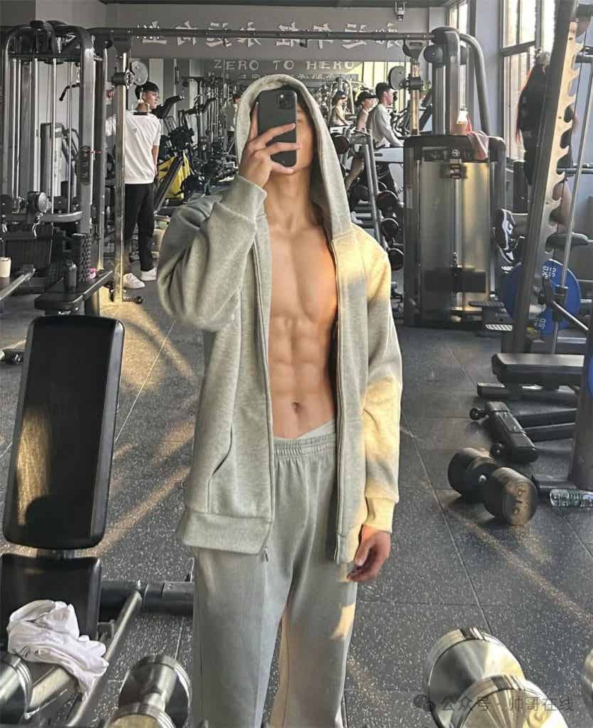 八块腹肌健身小狼狗，薄脆肌肉让你心动!