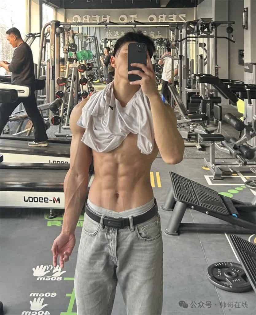 八块腹肌健身小狼狗，薄脆肌肉让你心动!