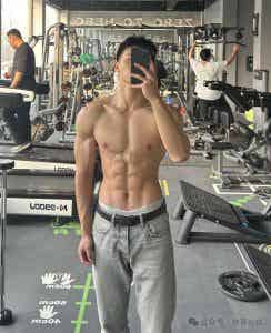 八块腹肌健身小狼狗，薄脆肌肉让你心动!-潮男潮北