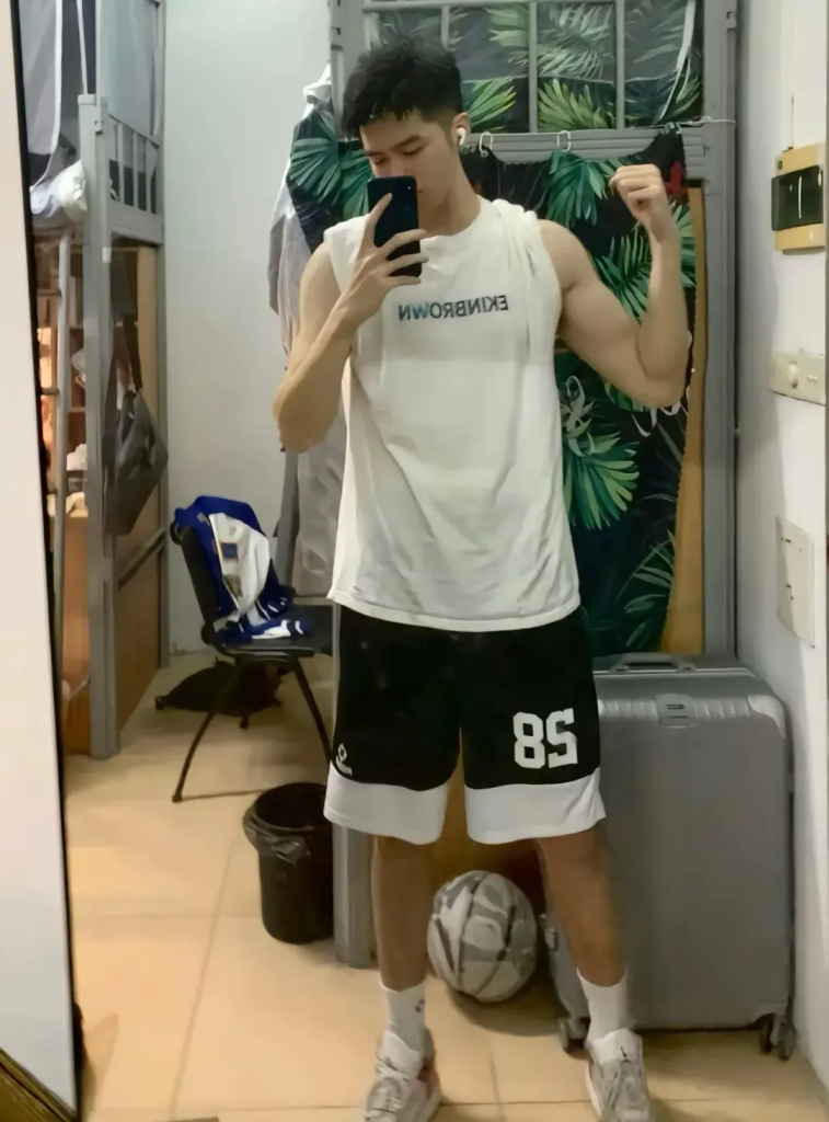 190cm 大长腿弟弟,又高又帅的体育生 190cm 大长腿弟弟,又高又帅的体育生