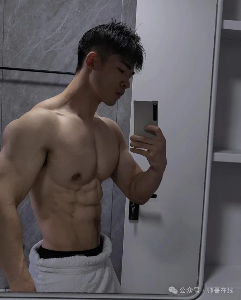 大胸肌健身私教小哥，呼之欲出的腹肌！