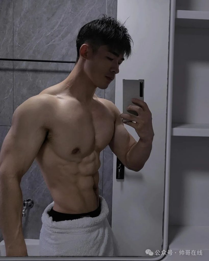 大胸肌健身私教小哥，呼之欲出的腹肌！