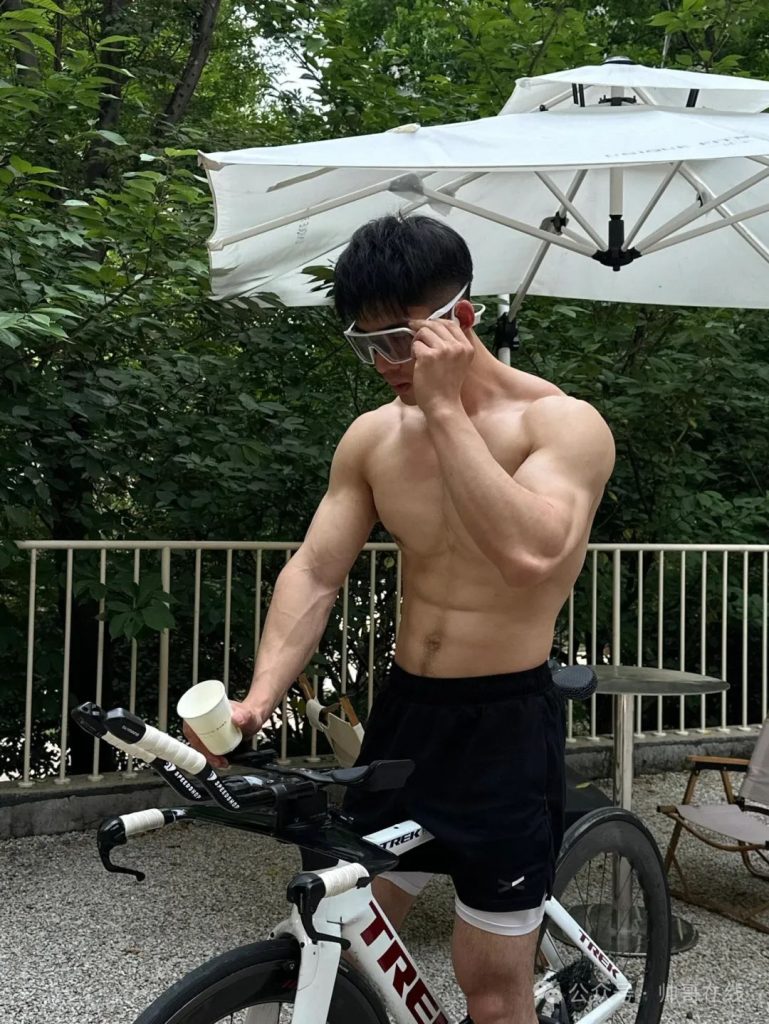 大胸肌健身私教小哥，呼之欲出的腹肌！