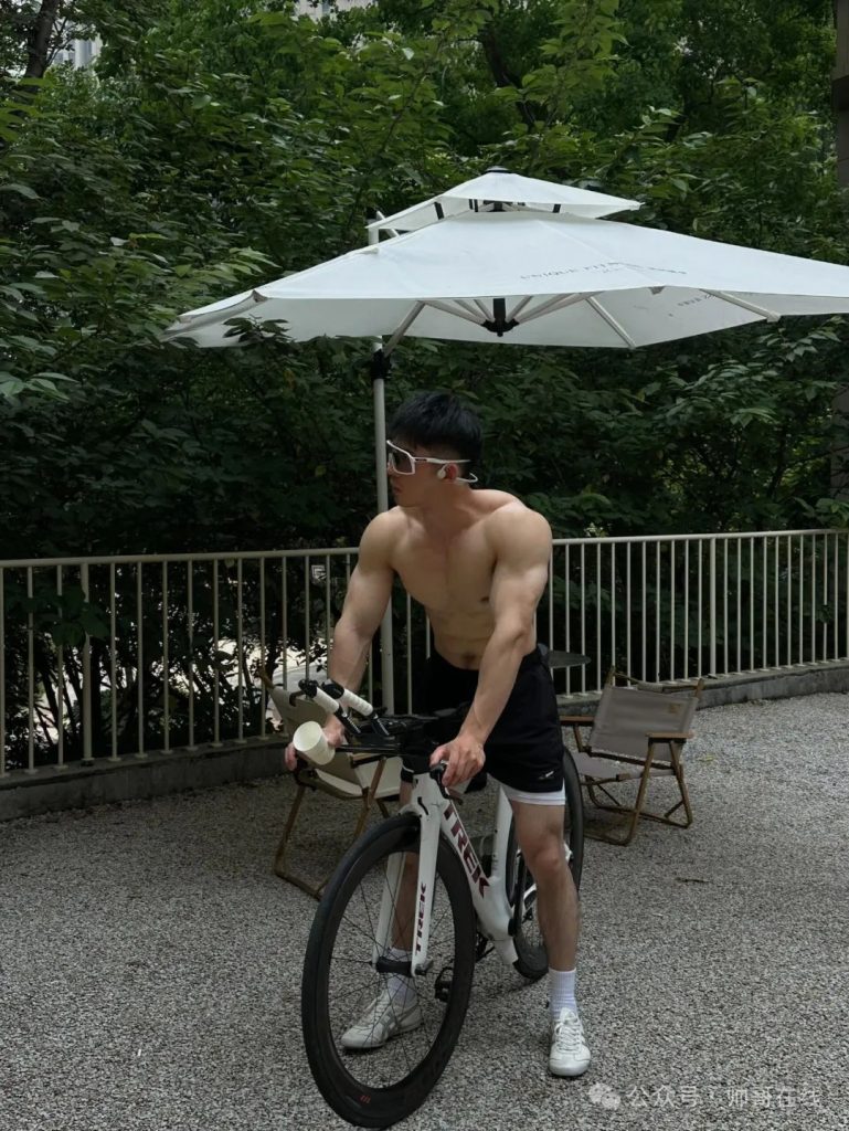 大胸肌健身私教小哥，呼之欲出的腹肌！