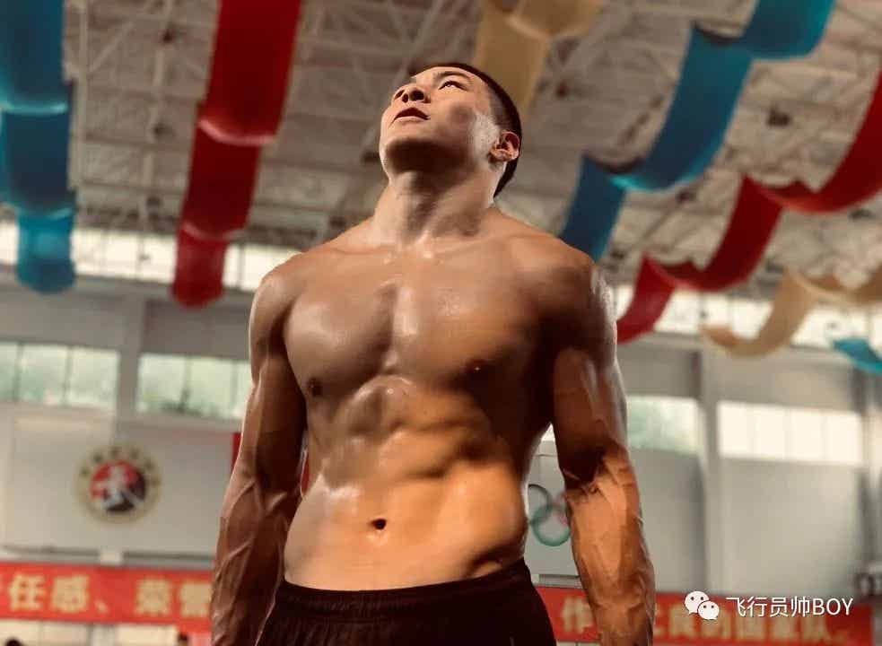 体育学院宿舍里的憨直体育生，穿这种内裤够直