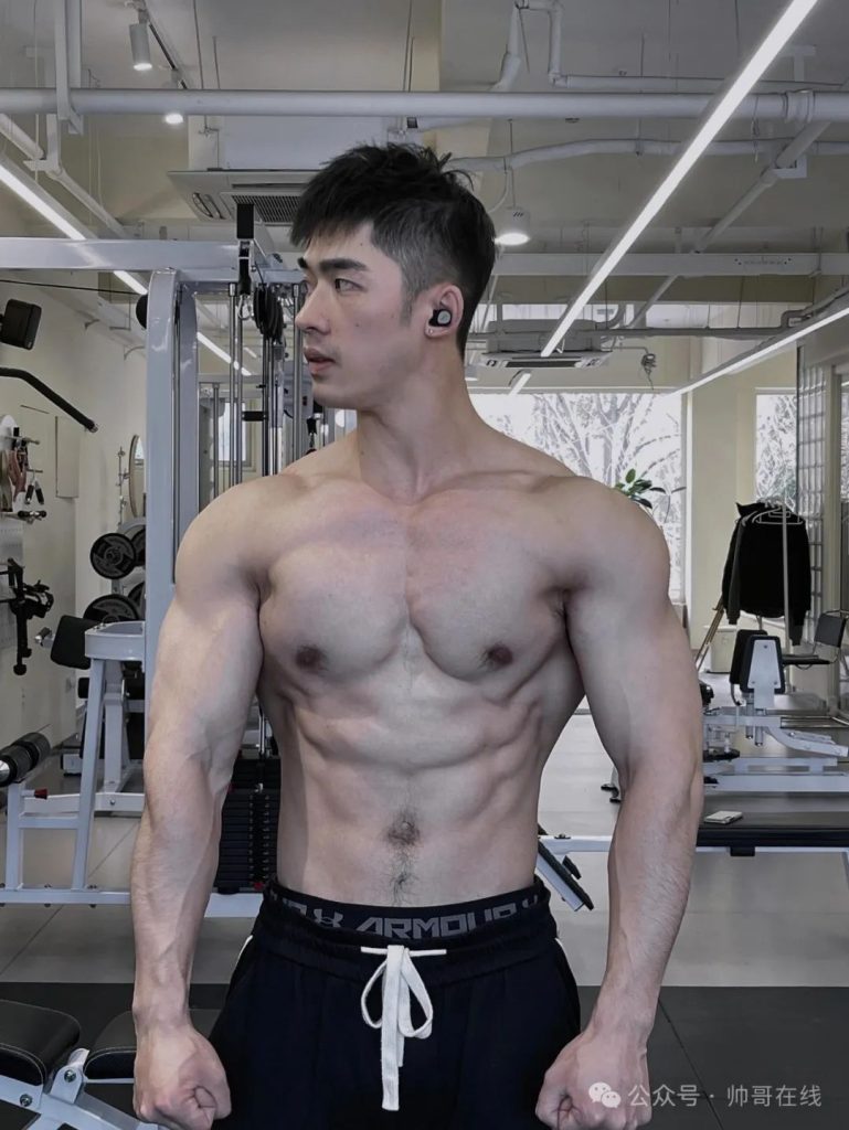 大胸肌健身私教小哥，呼之欲出的腹肌！