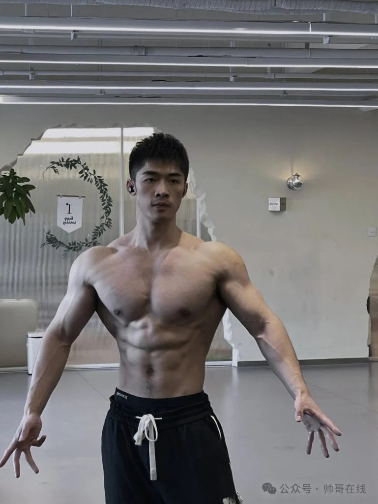 大胸肌健身私教小哥，呼之欲出的腹肌！