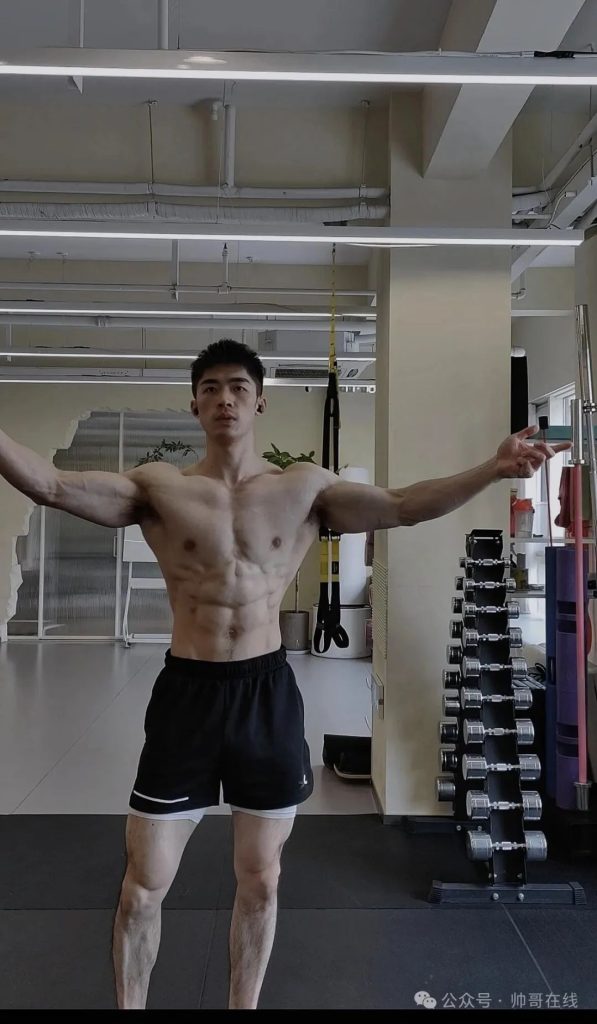 大胸肌健身私教小哥，呼之欲出的腹肌！